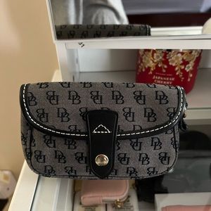 A Very Beautiful Vintage Leather Dooney & Bourke Wristlet w/ logo black & grey